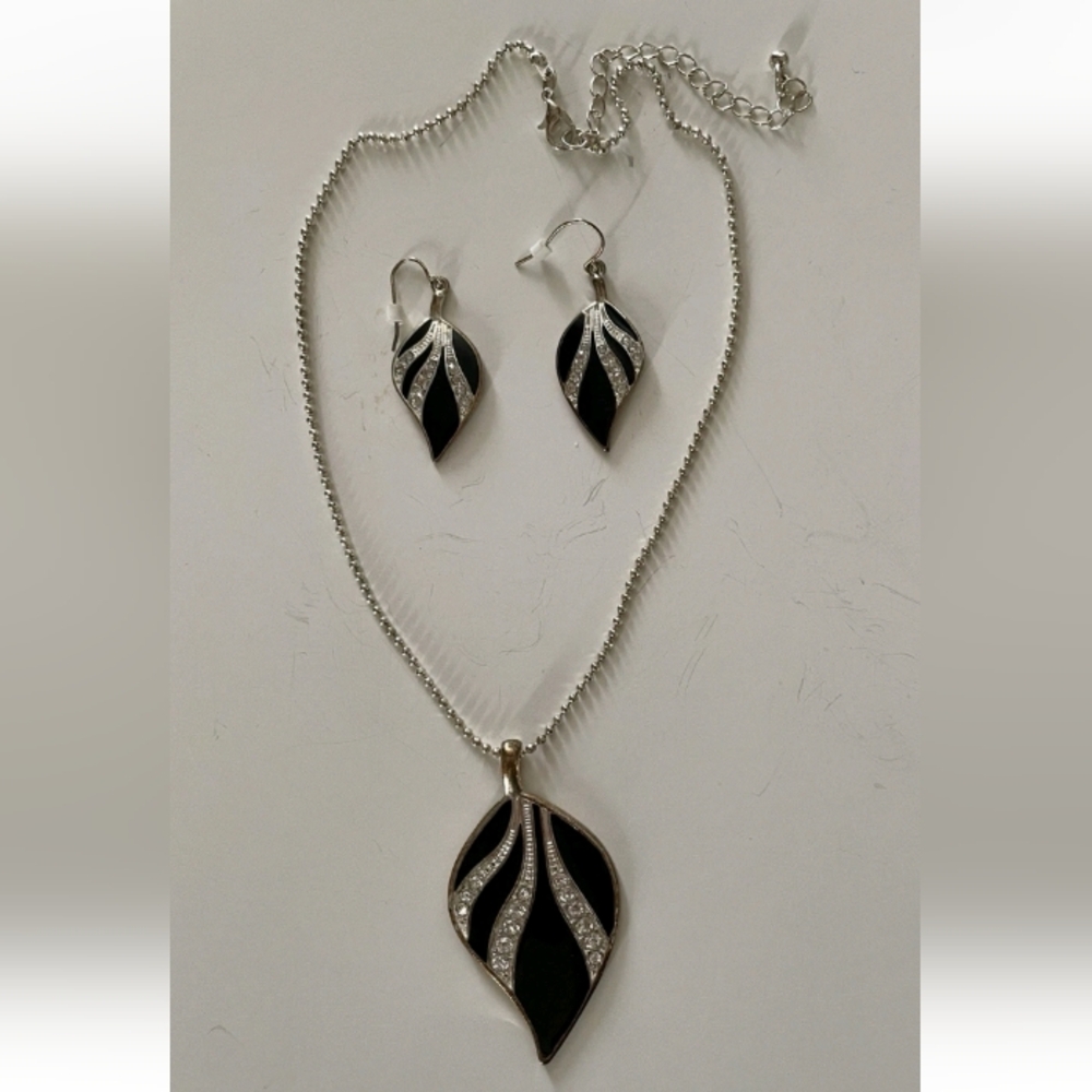 NWT Mixit Drop Leaf Necklace & Earring Jewelry Set Silver tone & Black Enamel